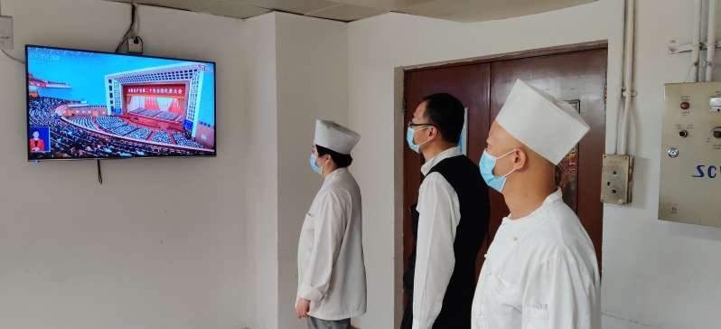21.光大会展组织食堂员工收看二十大开幕式